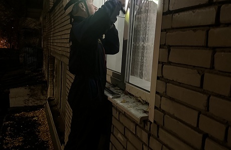 Спасатели помогли ребенку запертому в квартире